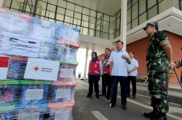 Jusuf Kalla Tinjau Bantuan PMI untuk Palestina di Halim Perdana Kusuma