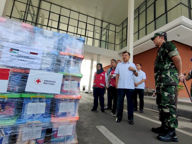  Ketua Umum Palang Merah Indonesia (PMI) Jusuf Kalla (JK) meninjau bantuan PMI yang akan dikirim ke Palestina di Base Ops, Halim Perdana Kusuma, Jumat (3/11/2023). @Jejakfakta/Rudi Gunawan