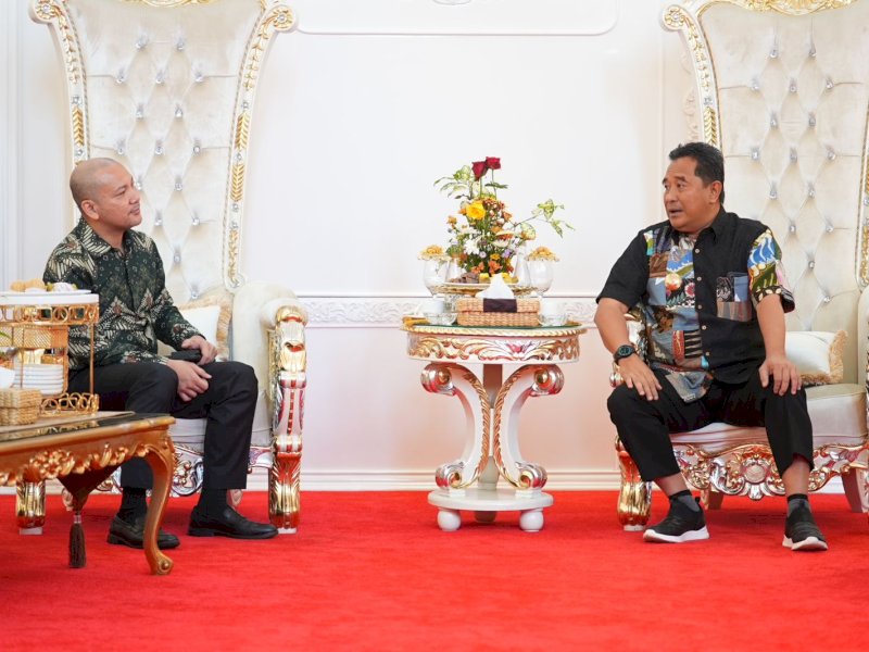 Pj Gubernur Sulsel, Bahtiar Baharuddin, saat menerima kedatangan Deputi Bidang Koordinasi Infrastruktur dan Transportasi Kementerian Koordinator Bidang Kemaritiman dan Investasi RI, Rachmat Kaimuddin, di Rumah Jabatan Gubernur, Jumat (3/11/2023). @Jejakfakta/dok. Humas Pemprov Sulsel