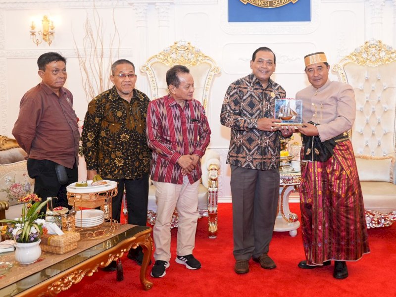 Komisioner KI Pusat bersama KI Sulsel, menemui Penjabat Gubernur Sulsel, Bahtiar Baharuddin, di Rumah Jabatan Gubernur, Kamis (2/11/2023). @Jejakfakta/dok. Humas Pemprov Sulsel