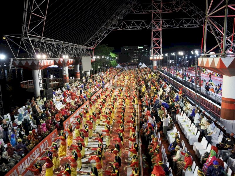 Karnaval Budaya jadi puncak perayaan Hari Ulang Tahun (HUT) Kota Makassar ke-416 Tahun, menampilkan kekayaan budaya Makassar dengan sebuah konsep internasional yang berkarnaval di sepanjang jembatan Centre Point of Indonesia (CPI) pada Kamis malam, (2/11/2023). @Jejakfakta/dok. Humas Pemkot Makassar
