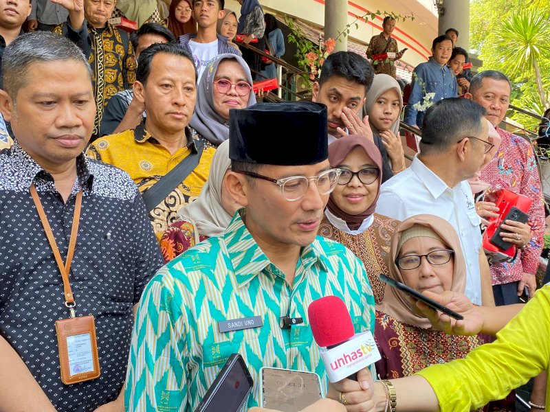 Menparekraf Sandiaga Uno saat memberikan keterangan pers di kampus Universitas Hasanuddin (Unhas) Makassar, Jumat (3/11/2023). @Jejakfakta/Atri