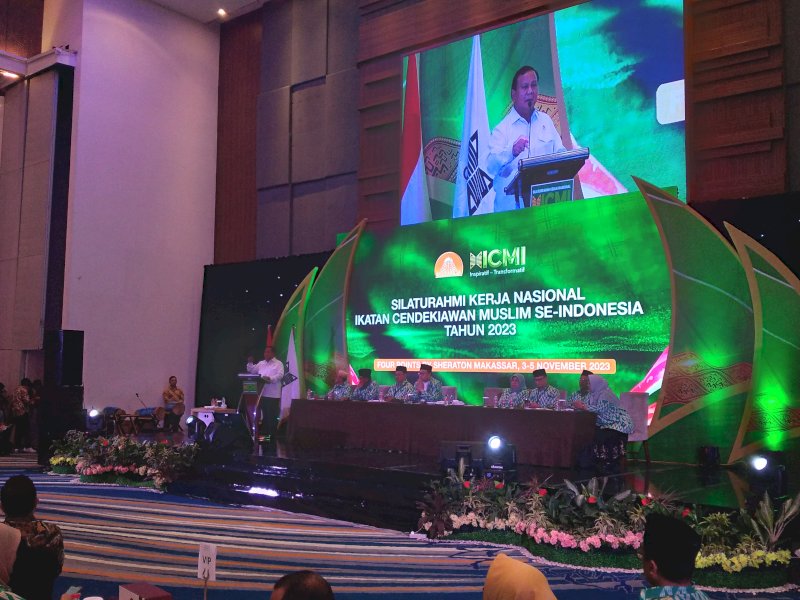 Calon Presiden Prabowo Subianto saat menyampaikan visi-misi pada Silaturahmi Nasional Ikatan Cendekiwan Muslim Indonesia (Silatnas ICMI) di Makassar, Sabtu (4/11/2023). @Jejakfakta/Atri