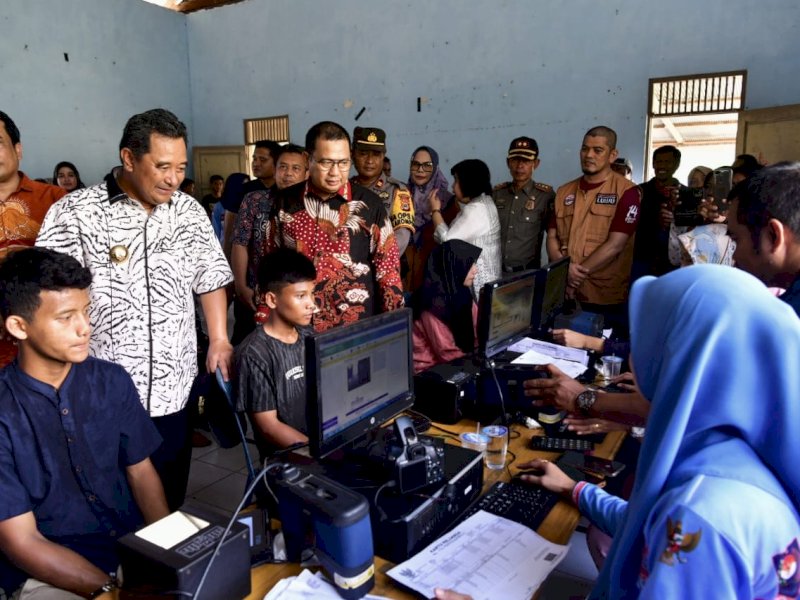 Pj Gubernur Sulsel Bahtiar Baharuddin meninjau layanan perekaman dan penginputan mobile e-KTP di Gedung Seba Guna Rio Rennu, Kelurahan Larompong, Kecamatan Larompong, Kabupaten Luwu, Minggu (5/10/2023). @Jejakfakta/dok. Humas Pemprov Sulsel