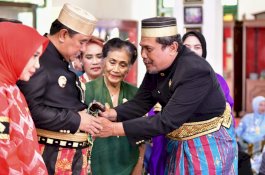 Silaturahmi ke Kedatuan Luwu, Bahtiar Baharuddin Dihadiahi Keris Sapukala