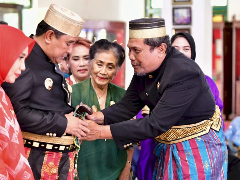 Prosesi pemberian cenderamata ke Bahtiar Baharuddin dari Kedatuan Luwu, berupa pemberian keris, pemasangan pin, pemasangan songkok racca, saat melakukan silaturahmi ke Kedatuan Luwu, di Istana Datu Luwu, Minggu (5/11/2023). @Jejakfakta/dok. Humas Pemprov Sulsel