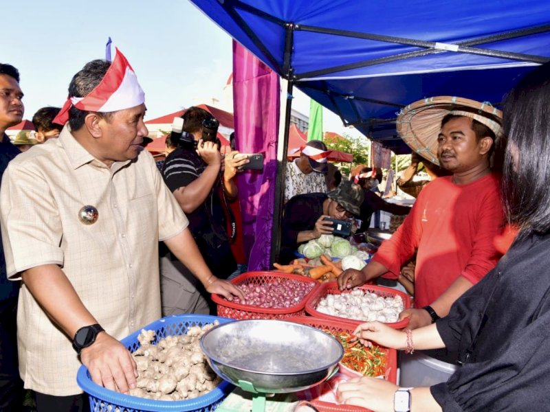 Dinas Perindustrian dan Perdagangan (Disperindag) Sulsel bekerjasama dengan Pemerintah Kota Palopo, menggelar Pasar Murah, di Lapangan Pancasila, Minggu (5/11/2023) kemarin. Pasar murah ini dibuka secara resmi oleh Pj Gubernur Sulsel, Bahtiar Baharuddin. @Jejakfakta/dok. Humas Pemprov Sulsel