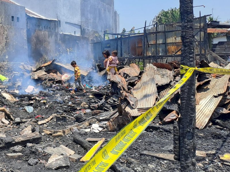 12 rumah warga di pemukiman padat penduduk di Jalan Andi Tonro V dalam, Kelurahan Jongaya, Kecamatan Tamalate, Kota Makassar, ludes terbakar, Minggu (5/11/2023) sekitar pukul 23.40 Wita. @Jejakfakta/Samsir