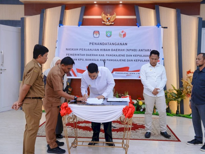 Pemerintah Kabupaten (Pemkab) Pangkep bersama Komisi Pemilihan Umum (KPU) dan Badan Pengawas Pemilihan Umum (Bawaslu) setempat menandatangani Naskah Perjanjian Hibah Daerah (NPHD) di rumah jabatan (Rujab) Bupati Pangkep, Senin (6/11/2023). @Jejakfakta/dok. Humas Pemkab Pangkep