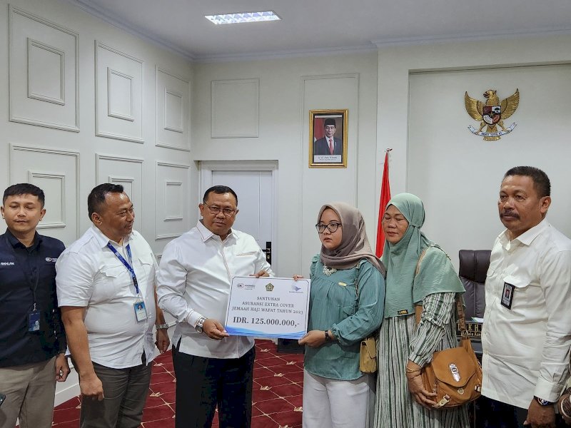 Penyerahkan asuransi ekstra cover kepada ahli waris jemaah haji atas nama H. Dalle Landaso Cadong, di Aula Kanwil Kemenag Sulawesi Selatan, Makassar, Selasa (7/11/2023). @Jejakfakta/dok. Humas Kemenag Sulsel