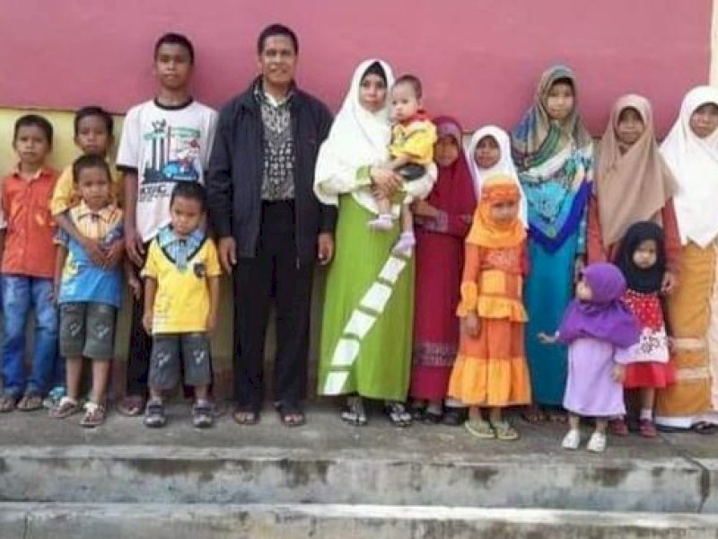 Pasangan suami istri (pasutri) di Kabupaten Kolaka Utara, Sulawesi Tenggara (Sultra), Kamaruddin (56) dan Najrah Rasyid (48) menyita perhatian setelah memiliki 16 anak di usia 26 tahun menikah. Pasutri ini juga menaruh dedikasi tinggi karena bisa menafkahi dan menyekolahkan ke-16 anaknya dan semuanya penghafal alquran.(foto: istimewa).