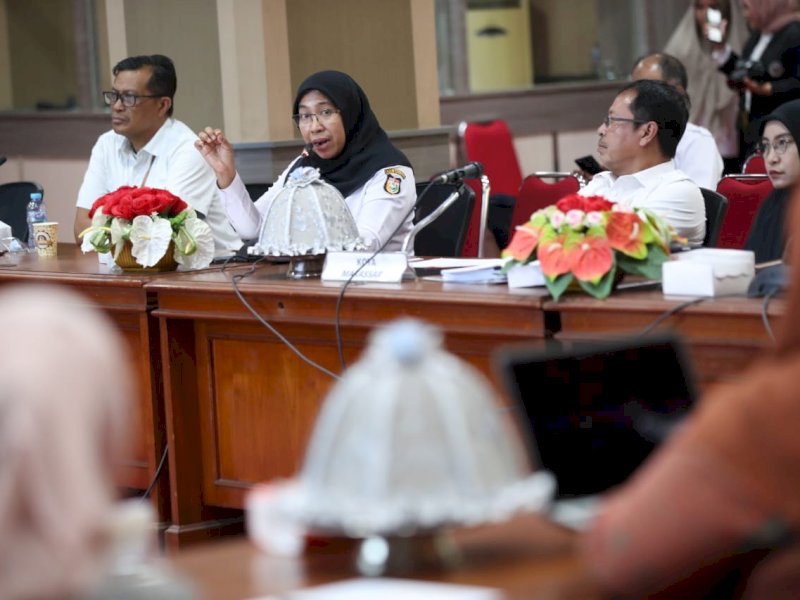 Plt Kepala Dinas Komunikasi dan Informatika (Diskominfo) Ismawaty Nur, saat presentasi monitoring dan evaluasi (monev) keterbukaan informasi publik kategori pemerintah Kab/Kota yang diadakan Komisi Informasi Sulsel, yang digelar di Kantor Gubernur, Rabu (8/11/2023). @Jejakfakta/dok. Humas Pemkot Makassar