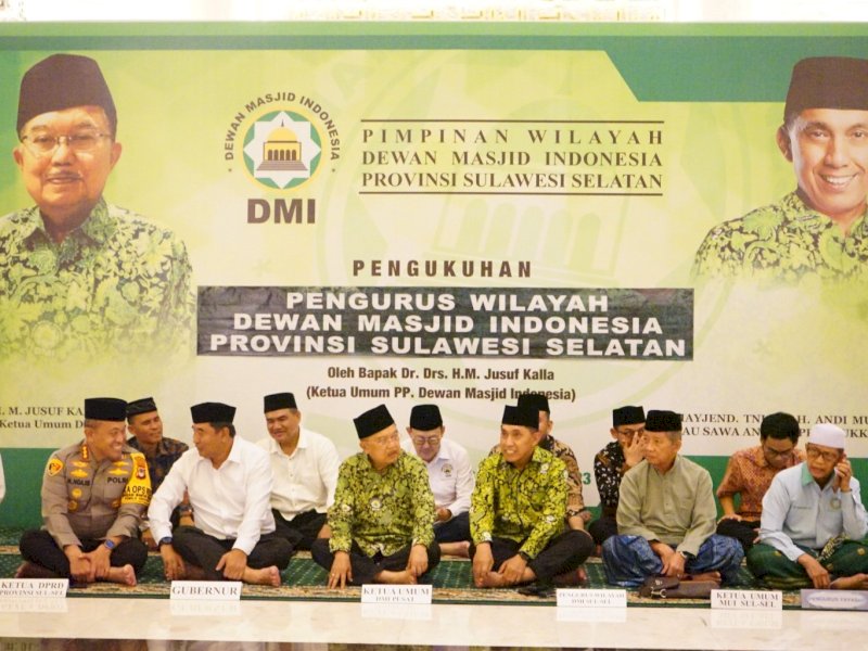 Ketua Dewan Majelis Masjid (DMI) Pusat, Jusuf Kalla mengukuhkan Andi Muhammad Bau Sawa sebagai Ketua Umum DMI Sulsel di Masjid Raya, Makassar, Rabu (8/11/2023). @Jejakfakta/Atri