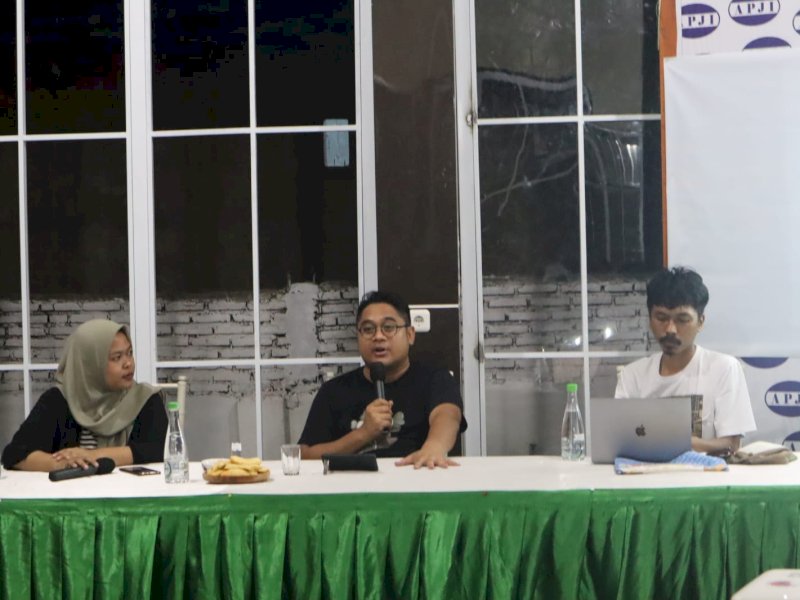 Yoes C. Kenawas, peneliti politik dinasti saat Diskusi Publik, "Politik Dinasti dan Ancaman Demokrasi di Indonesia" yang digelar LAPAR di Cafe Lorong jalan Salemba, Makassar. Selasa (7/11/2023). @Jejakfakta/dok. Istimewa