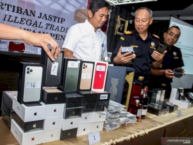 Petugas Bea dan Cukai Juanda Surabaya di Sidoarjo Jawa Timur, menyita sebanyak 76 unit telepon seluler atau ponsel jenis Iphone 11 dari para penumpang pesawat, 10 Oktober 2019. (Foto: Antaranews).