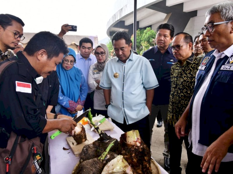 Stan Dinas Tanaman Pangan, Holtikuktura dan Perkebunan (TPH-BUN) Provinsi Sulsel, menjelaskan terkait percepatan pembibitan dengan cara konvesional dengan metode bit, dengan metode PIF dan metode split di GOR Sudiang Makassar, Kamis (9/11/2023). @Jejakfakta/dok. Humas Pemprov Sulsel