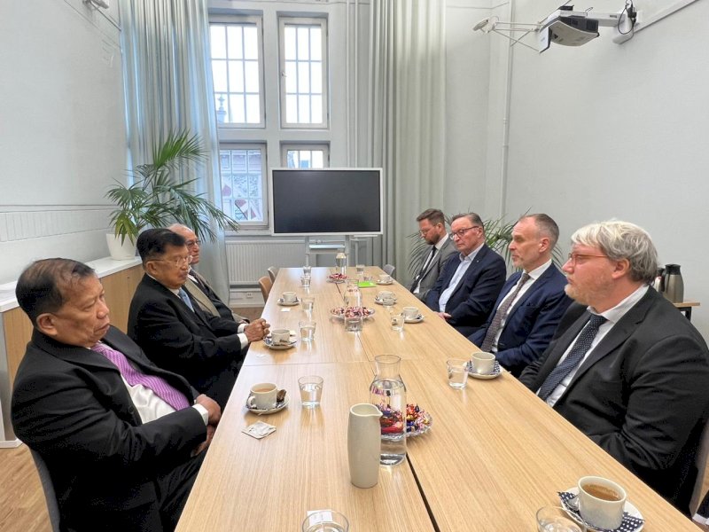 JK bersama rombongan melakukan pertemuan dengan pimpinan CMI (Crisis Management Initiatif) Martti Ahsaari Peace Foundation, Kamis (09/11/2023) siang waktu Helsinki. @Jejakfakta/dok. Tim media JK