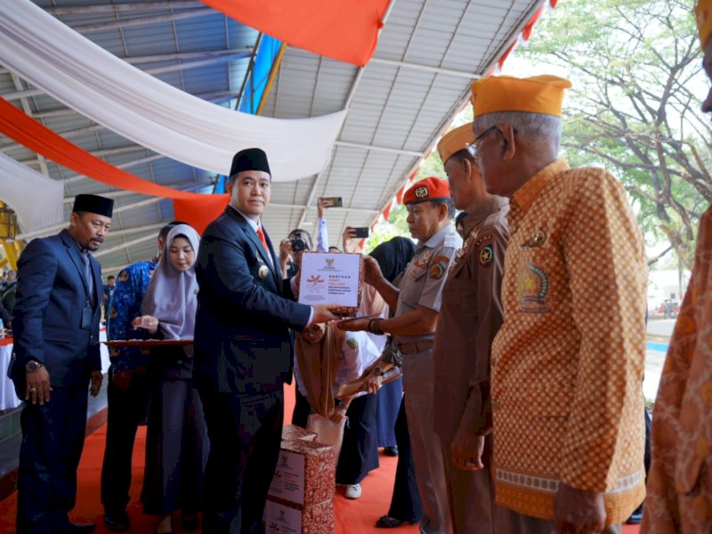 Bupati Pangkep, MLY memberikan tali asih untuk pejuang veteran dan keluarga veteran usai upacara peringatan Hari Pahlawan, di lapangan Citra Mas, Pangkajene, Jumat (10/11/2023). @Jejakfakta/dok. Humas Pemkab Pangkep