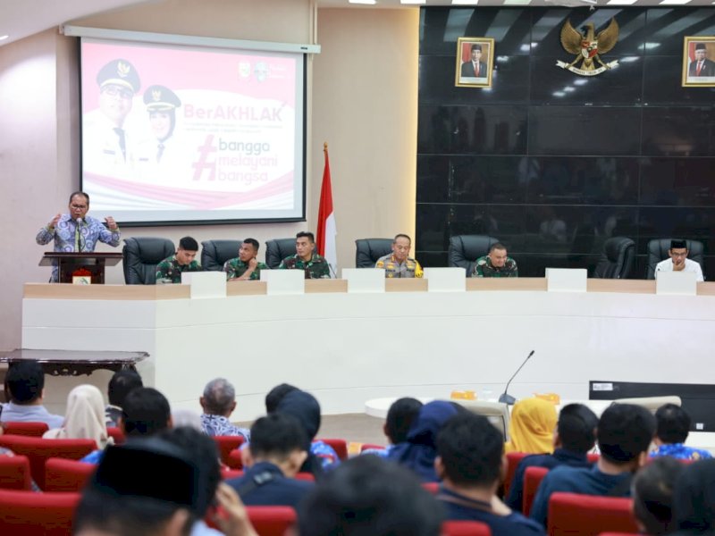 Wali Kota Makassar Moh Ramdhan Pomanto saat menyampaikan arah usai menandatangani Naskah Perjanjian Hibah Daerah (NPHD) untuk penyelenggaraan Pilwalkot 2024 di Kantor Balai Kota, Jumat, (10/11/2023). @Jejakfakta/dok. Humas Pemkot Makassar