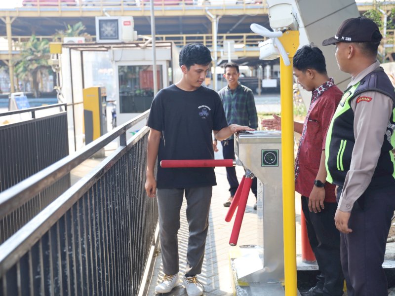 Pelindo Regional 4 Makassar mulai memasang alat Turnstile di gate 2 khusus jalur pejalan kaki yang akan masuk dan keluar di Pelabuhan Makassar, mulai Jumat (10/11/2023). @Jejakfakta/dok. Humas Pelindo 4