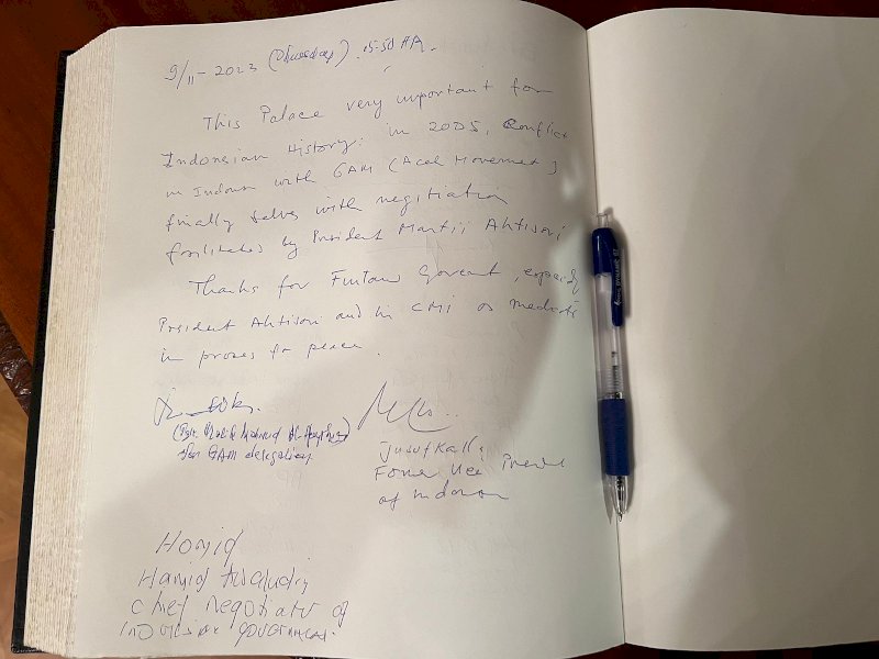  Jusuf Kalla selaku tokoh kunci Perdamaian Aceh, Ketua Juru Runding Pemerintah RI Hamid Awaludin serta Ketua Juru Runding GAM Malik Mahmud. Kamis, (9/11/2023) sore waktu Helsinki, mereka melakukan napak tilas tempat belangsungnya perundingan damai tersebut. @Jejakfakta/dok. Istimewa