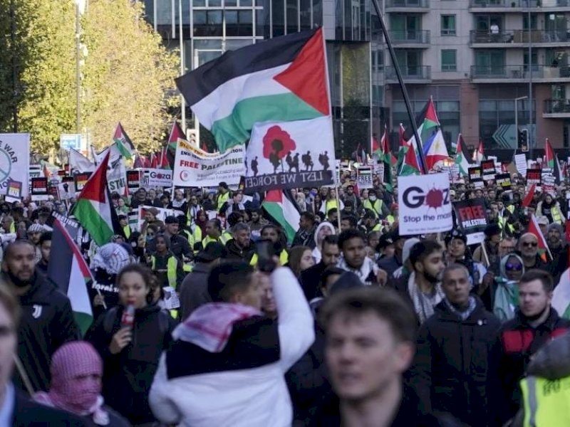 Gelombang demonstrasi dukungan untuk Palestina di Inggris makin membesar. Aparat kepolisian memerkirakan lebih 300 ribu orang terlibat unjuk rasa, Sabtu (11/11/2023), di pusat kota London dengan tema "Hentikan pemboman Gaza" dan "Gencatan Senjata sekarang".(Foto: AP).