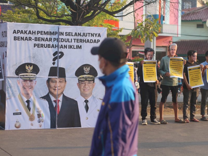 Aktivis lingkungan dari GYM Sulsel bersama Walhi Sulsel menggelar aksi di Car Free Day (CFD) Jl. Boulevard Makassar yang mengusung tema "PLTU Merusak Lingkungan dan Kehidupan." Minggu (12/11/2023). @Jejakfakta/dok. Walhi Sulsel