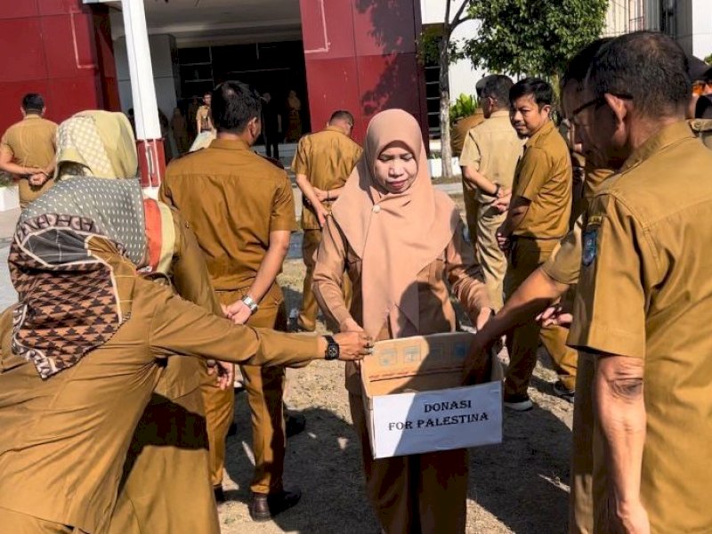 Sejumlah ASN di Lingkup Pemkab Bulukumba berdonasi membantu warga Palestina usai Apel Gabungan di halaman Kantor Bupati Bulukumba, Senin (13/11/2023). @Jejakfakta/dok. Humas Pemkab Bulukumba