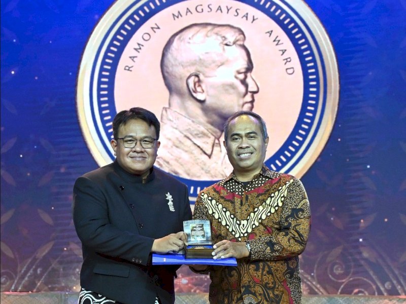 Dandhy Laksono dan Edy Purwanto mewakili Watchdoc menerima penghargaan Ramon Magsaysay 2021 di Manila, Filipina. Dandhy menyutradarai beberapa film seperti &ldquo;Sexy Killers&rdquo;, &ldquo;The EndGame&rdquo;, dan &ldquo;Pulau Plastik&rdquo;. Sementara Edy adalah sutradara &ldquo;Konsorsium 110&rdquo;, &ldquo;Undocumented&rdquo;, dan &ldquo;Wadas Waras&rdquo;. @Jejakfakta/dok. Watchdoc