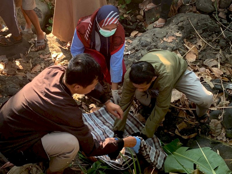 Penemuan Bayi. Kepolisian dari Polres Bantaeng menggelar olah tempat kejadian perkara (TKP) penemuan jasad bayi di sungai Nipa-nipa Gantarangkeke, Kabupaten Bantaeng, Minggu (12/11/2023). @Jejakfakta/dok. Humas Polres Bantaeng