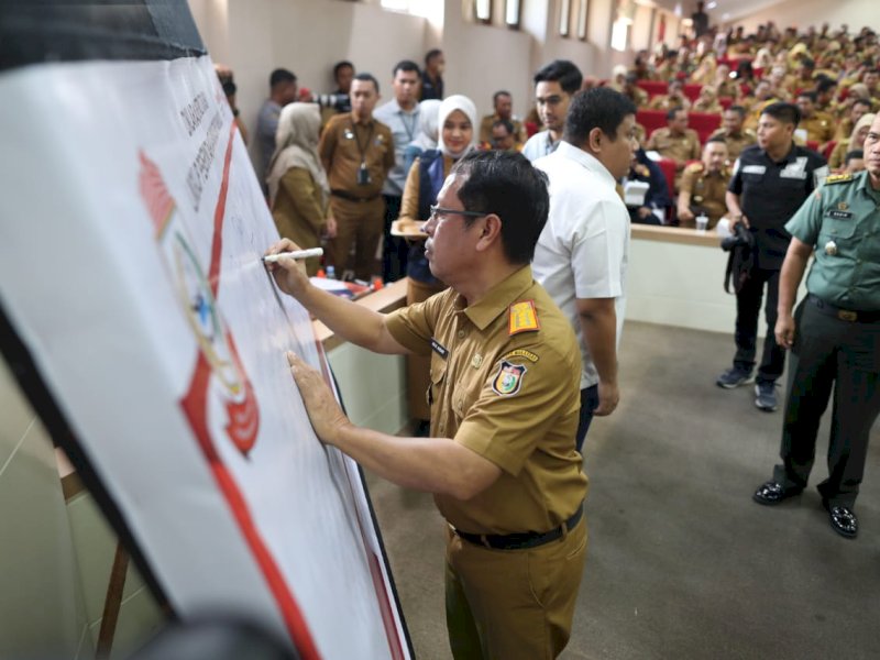 Sekretaris Kota Makassar, M. Ansar Mangopo menandatangani Pakta Integritas Ikrar Deklarasi Netralitas ASN lingkup Pemkot Makassar Tahun 2023, yang digelar di ruang Sipakatau, Balai Kota, Senin (13/11/2023). @Jejakfakta/dok. Humas Pemkot Makassar