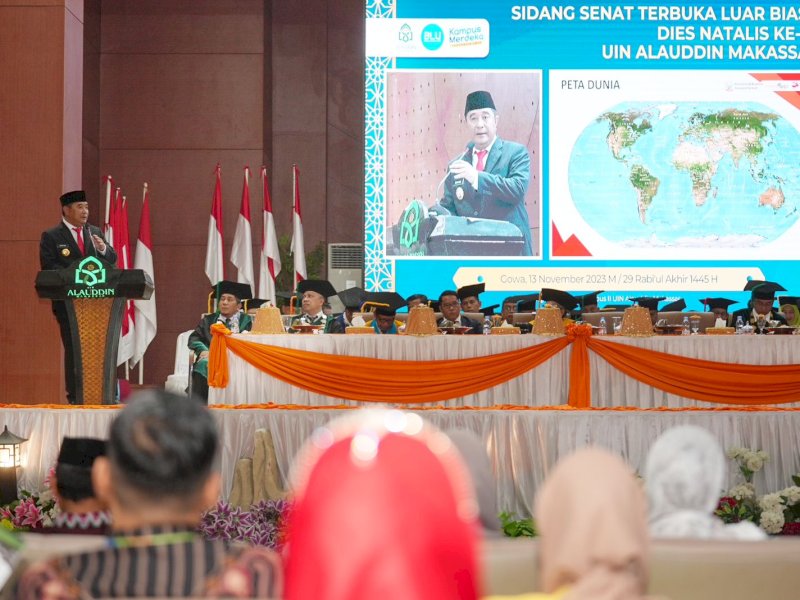 Pj Gubernur Sulsel, Bahtiar Baharuddin, memaparkan lanskap pembangunan Provinsi Sulsel dari jalur laut, darat dan udara, pada Dies Natalis ke-58 UIN Alauddin, di Gedung Auditorium UIN Alauddin, Senin (13/11/2023). @Jejakfakta/dok. Pemprov Susel