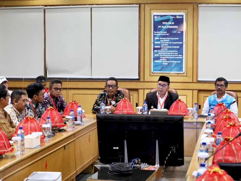 Wali Kota Makassar Moh Ramdhan Pomanto menyampaikan keluhan warga Makassar saat memenuhi undangan PT PLN Sulselrabar, Senin (13/11/2023). @Jejakfakta/dok. Pemkot Makassar