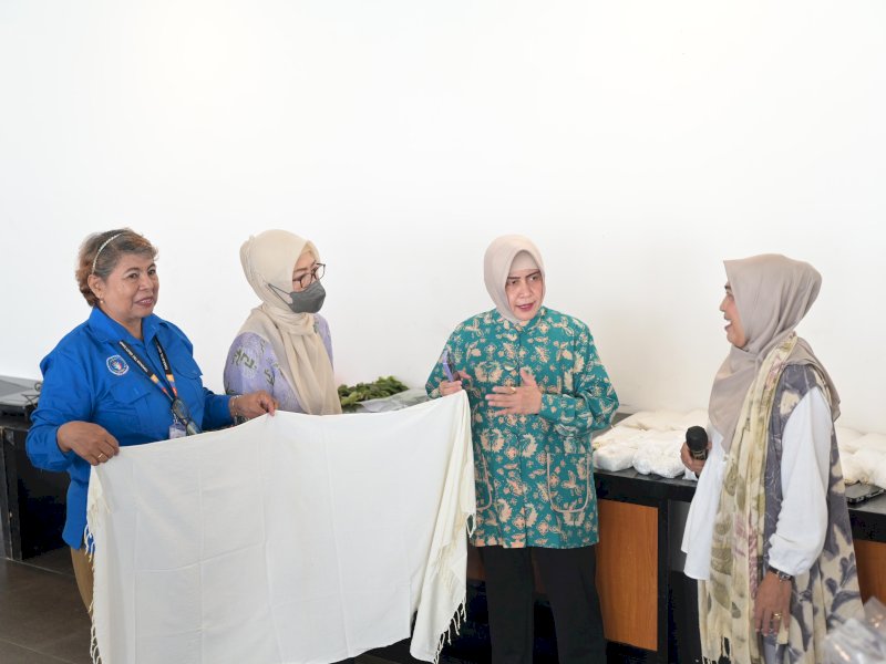 Forum Multi Sektor (FMS) Eliminasi TB Kota Makassar  membuat pelatihan kreativitas pembuatan syal eco print bagi mereka yang terdampak TB di Makassar,  Senin (13/11/2023). @Jejakfakta/dok. Humas Pemkot Makassar