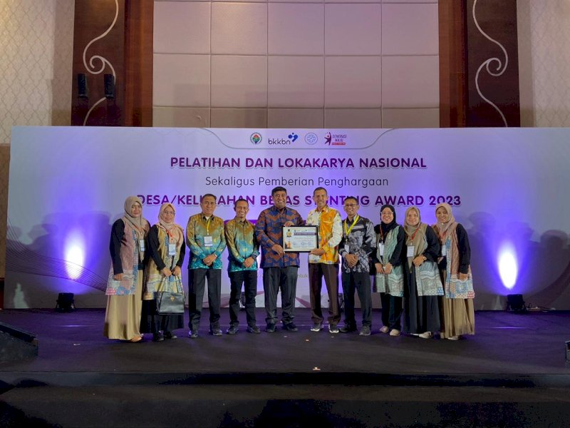 Bupati Maros H.A.S. Chaidir Syam menerima Penghargaan Desa/Kelurahan Bebas Stunting Award 2023 Kategori Integrasi kawasan Tanpa Rokok dan Pencegahan Stunting pada ajang Pentaloka ADINKES di Sleman Yogyakarta, Senin (13/11/2023). @Jejakfakta/dok. DisKominfo-SP Maros