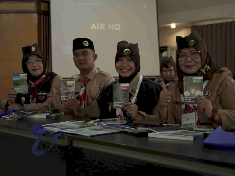 Peserta menunjukkan modul buku saku mangrove badge challenge saat Workshop Modul Belajar Mangrove di area Bumi Perkemahan Cibubur, Selasa (14/11/2023). @Jejakfakta/dok. EcoNusa