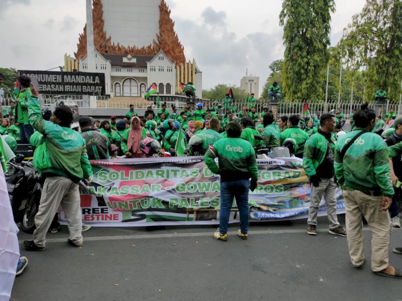  Ratusan Pengemudi Ojek Online (Ojol) di Makassar, melakukan konvoi dan penggalangan dana dalam aksi solidaritas bela Palestina, Selasa (14/11/2023). @Jejakfakta/Atri