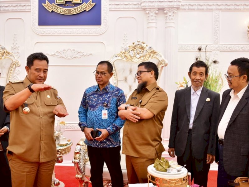  Penjabat Gubernur Sulsel, Bahtiar Baharuddin, menerima audiensi Pengurus Dewan Pendidikan (DP) Kabupaten Bone, di Rumah Jabatan Gubernur, Selasa (14/11/2023). @Jejakfakta/dok. Humas Pemprov Sulsel