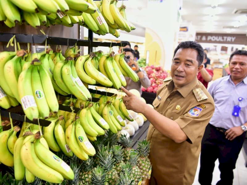 Penjabat Gubernur Sulsel, Bahtiar Baharuddin, berkunjung ke supermarket buah dan sayur, Frestive Sulawesi, di Jalan Sulawesi No.91, Pattunuang, Kota Makassar. @Jejakfakta/dok. Humas Pemprov Sulsel