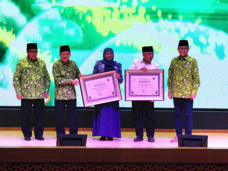 Jusuf Kalla memberikan perhargaan di malam Penganugrahan Dewan Masjid Indonesia (DMI) di provinsi Jawa Timur, Selasa (14/11/2023). @Jejakfakta/Rudi Gunawan