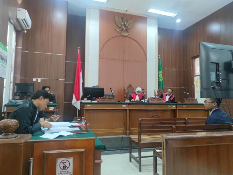 Majelis Hakim Pengadilan Negeri (PN) Kelas IA Khusus Makassar, menjatuhkan vonis 1 tahun 4 bulan penjara terhadap Ukkas, terdakwa kasus rokok ilegal. @Jejakfakta/dok. Humas Kejati Sulsel