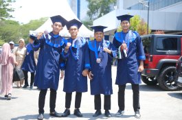 3 Pemain PSM Makassar Raih Gelar Sarjana Manajemen di Unibos