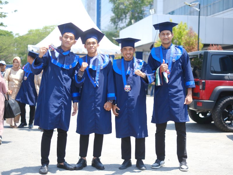 Tiga pemain PSM Makassar, dan 1 eks pemain PSM Makassar resmi meraih gelar Sarjana Manajemen di Universitas Bosowa (Unibos) Makassar. Mereka adalah M Arfan, M Reza Arya Pratama, dan Muh Rizky Eka Pratama dan Abdul Rahman Sulaeman. @Jejakfakta/dok. PSM Makassar