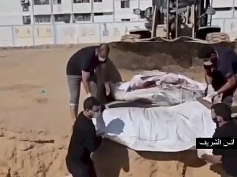 Penguburan massal korban serangan Israel di dekat Rumah Sakit Indonesia, Gaza, Palestina, belum lama ini.