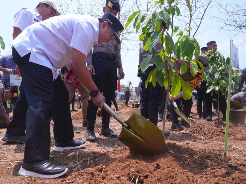 Penjabat Gubernur Sulsel Bahtiar Baharuddin, pada pelaksanaan Penanaman 10 Juta Pohon Serentak di Seluruh Indonesia, di Mapolda Sulsel, Rabu (15/11/2023). @Jejakfakta/dok. Humas Pemprov Sulsel
