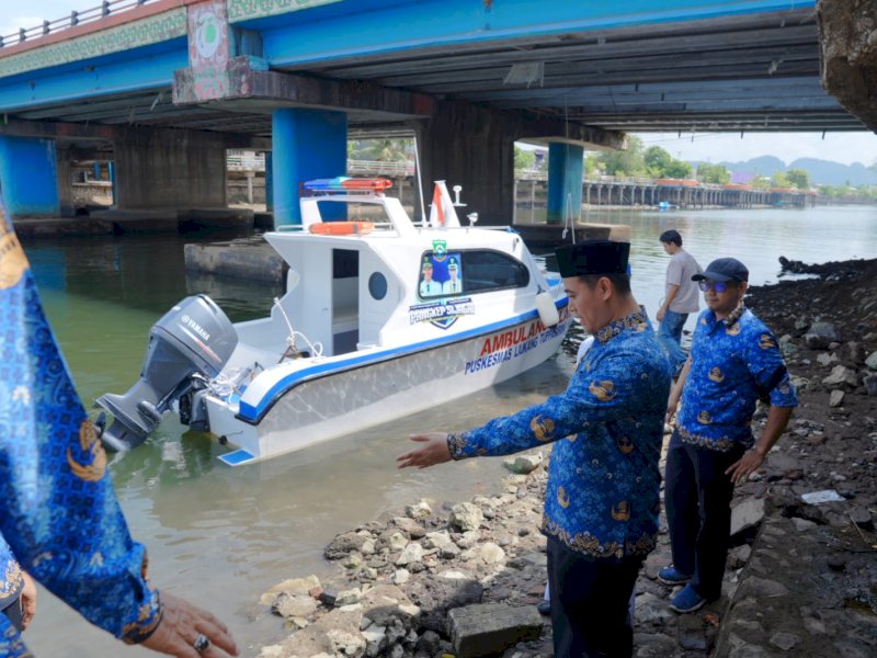 Bupati Pangkep, Muhammad Yusran Lalogau (MYL) menyerahkan ambulans laut untuk lima Puskesmas wilayah kepulauan. @Jejakfakta/dok. Humas Pemkab Pangkep