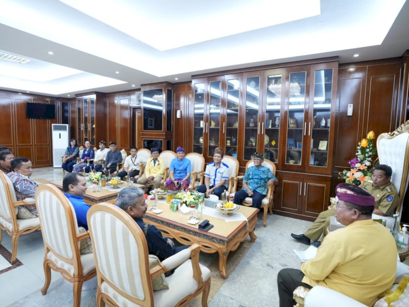 Penjabat (Pj) Gubernur Sulsel, Bahtiar Baharuddin, menerima audiensi Pengurus Harian Parisadha Hindu Dharma Indonesia (PHDI) Sulsel, di Kantor Gubernur, Kamis (16/11/2023). @Jejakfakta/dok. Humas Pemprov Sulsel