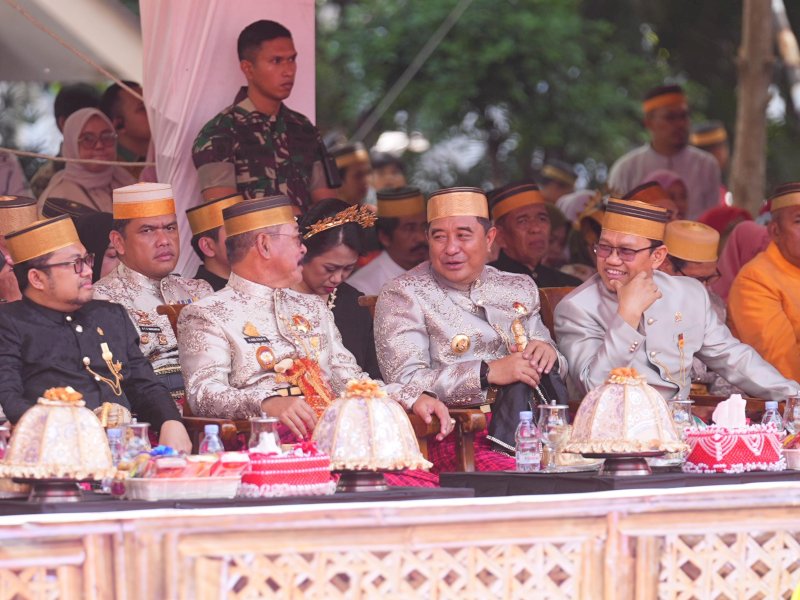 Pj Gubernur Bahtiar didampingi Wakil Bupati Gowa, Abdul Rauf Malaganni, saat mengadiri HUT Gowa Ke-703 tahun, Jumat (17/11/2023). @Jejakfakta/dok. Humas Pemprov Sulsel