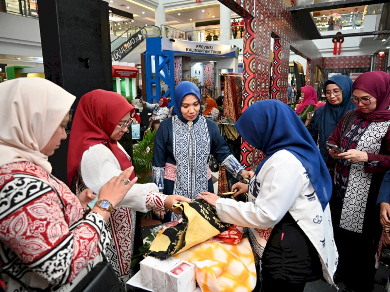 Pj Ketua TP PKK Sulsel, Sofha Marwah Bahtiar, memperlihatkan produk kain kerajinan Sarita, kain sutera, kerajinan tangan, batik lontara, beberapa produk makanan dari UMKM Kabupaten/Kota dan produk binaan PKK Kabupaten/Kota. @Jejakfakta/dok. Humas Pemprov Sulsel