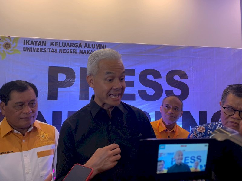 Capres Ganjar Pranowo memberikan keterangan pers usai menghadiri Sarasehan Nasional IKA Universitas Negeri Makassar (UNM) di Makassar, Sabtu (18/11/2023). @Jejakfakta/Atri